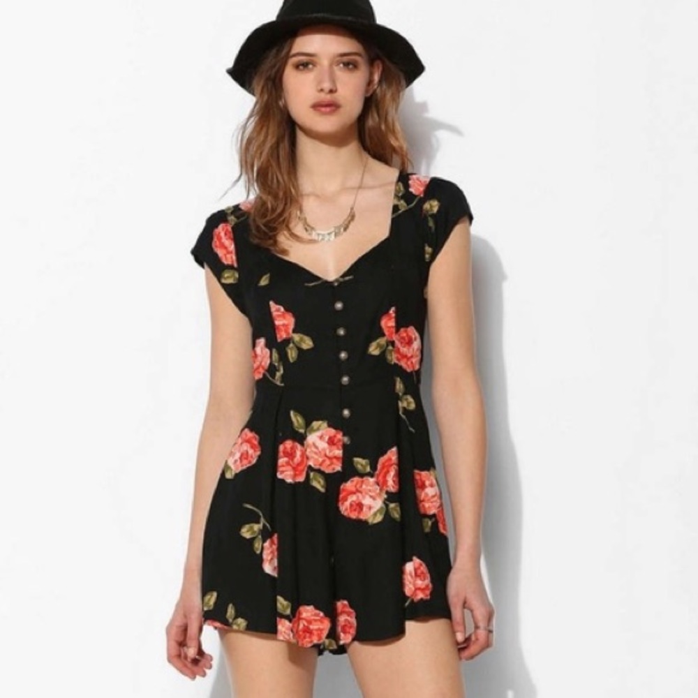 UO URBAN OUTFITTERS - Kimchi Blue Floral Romper